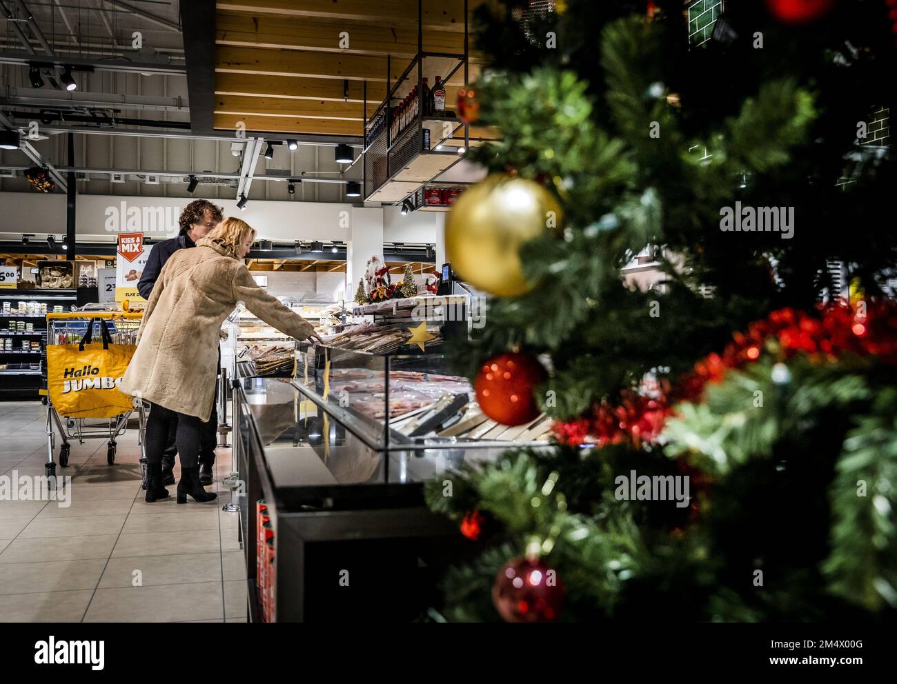 AMSTELVEEN Shoppers in a supermarket. More and more supermarkets are