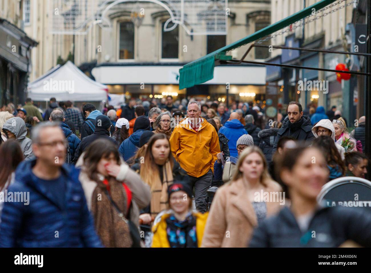 Bath, UK, 23rd Dec, 2022. With only two days left until Christmas day crowds of shoppers doing last minute shopping are pictured in Bath city centre. Many shops have tried to attract customers by starting their sales early.  Credit: Lynchpics/Alamy Live News Stock Photo