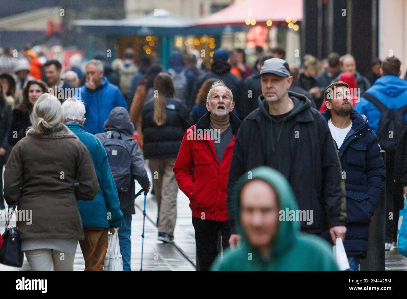 Bath, UK, 23rd Dec, 2022. With only two days left until Christmas day two shoppers doing last minute shopping are pictured in Bath city centre as they react to the christmas light display in the shopping centre. Many shops have tried to attract customers by starting their sales early.  Credit: Lynchpics/Alamy Live News Stock Photo