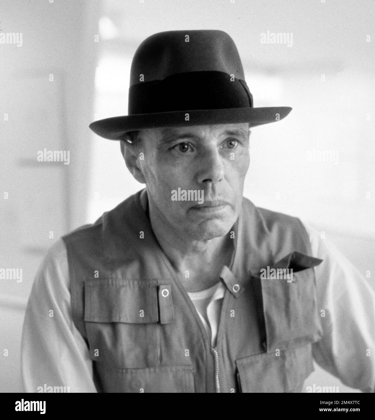 1986: Morria o artista alemão Joseph Beuys - Jornal Grande Bahia (JGB)