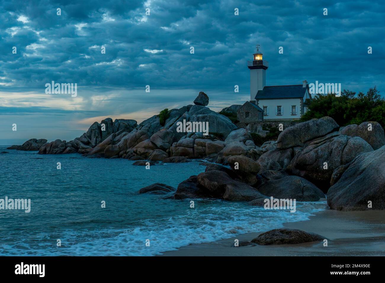 france-brittany-plouneour-brignogan-plages-phare-de-pontusval