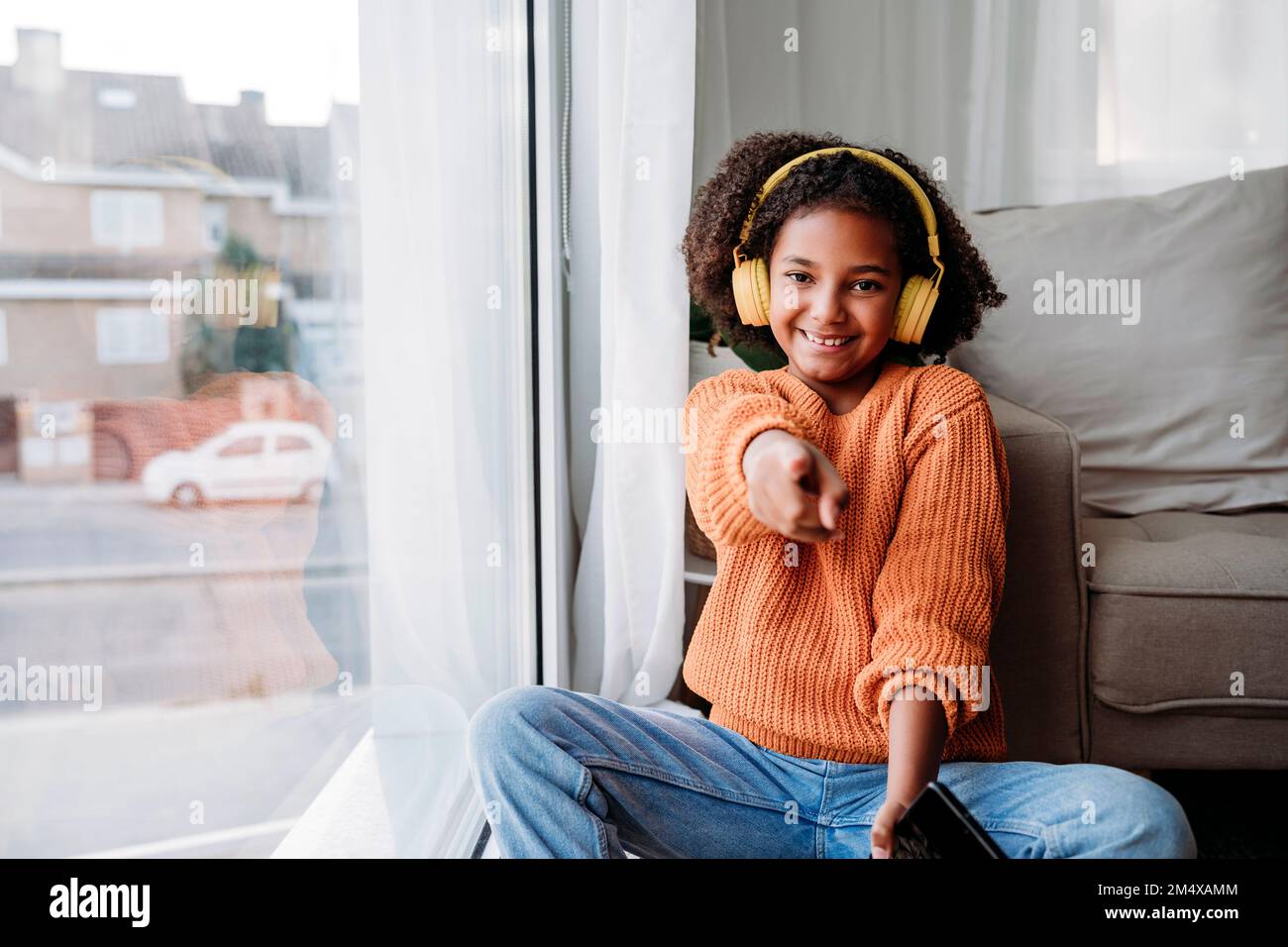 African american girl wearing headphones hi-res stock photography and ...