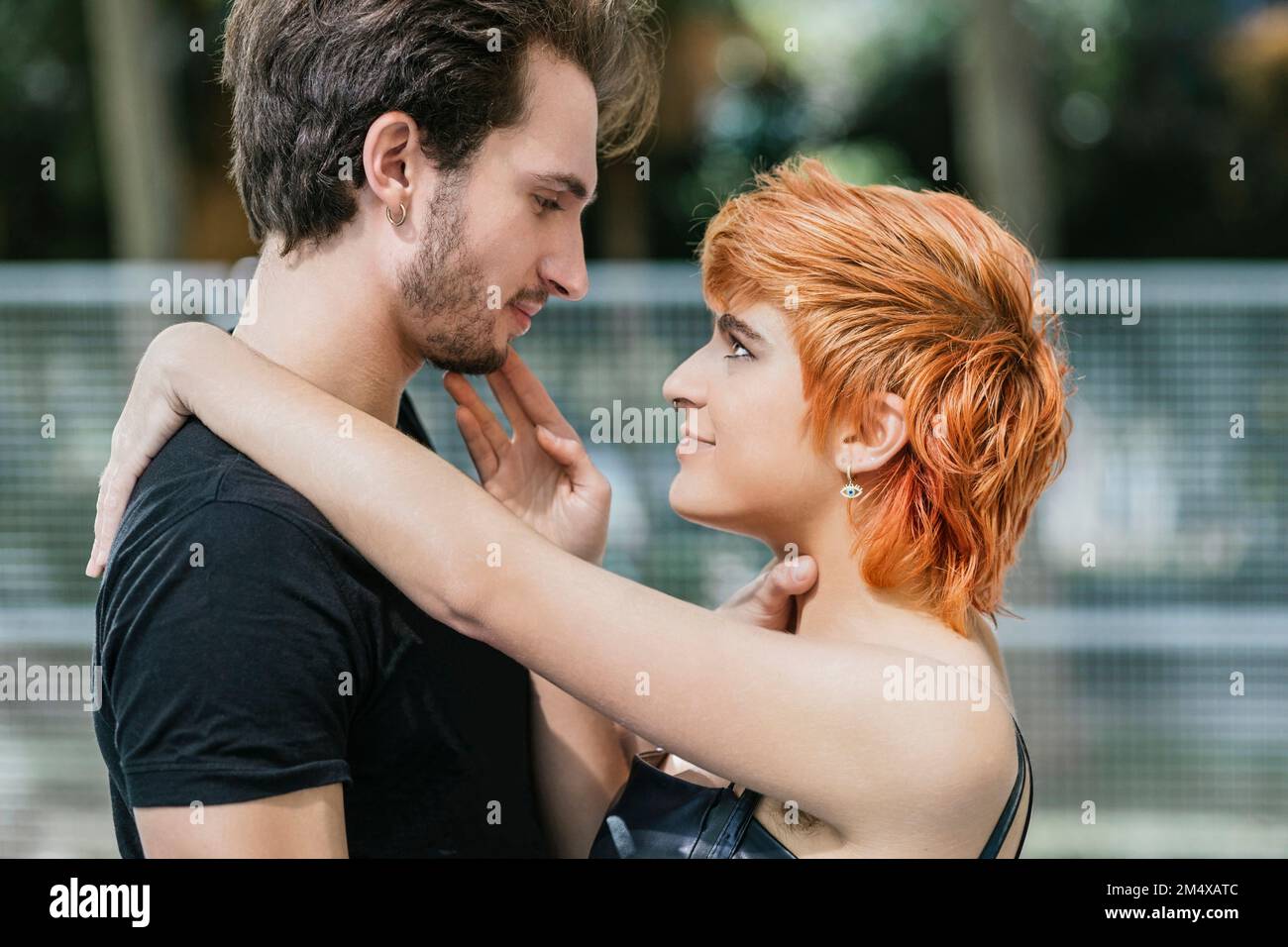 Side profile of a couple looking at each other Stock Photo - Alamy