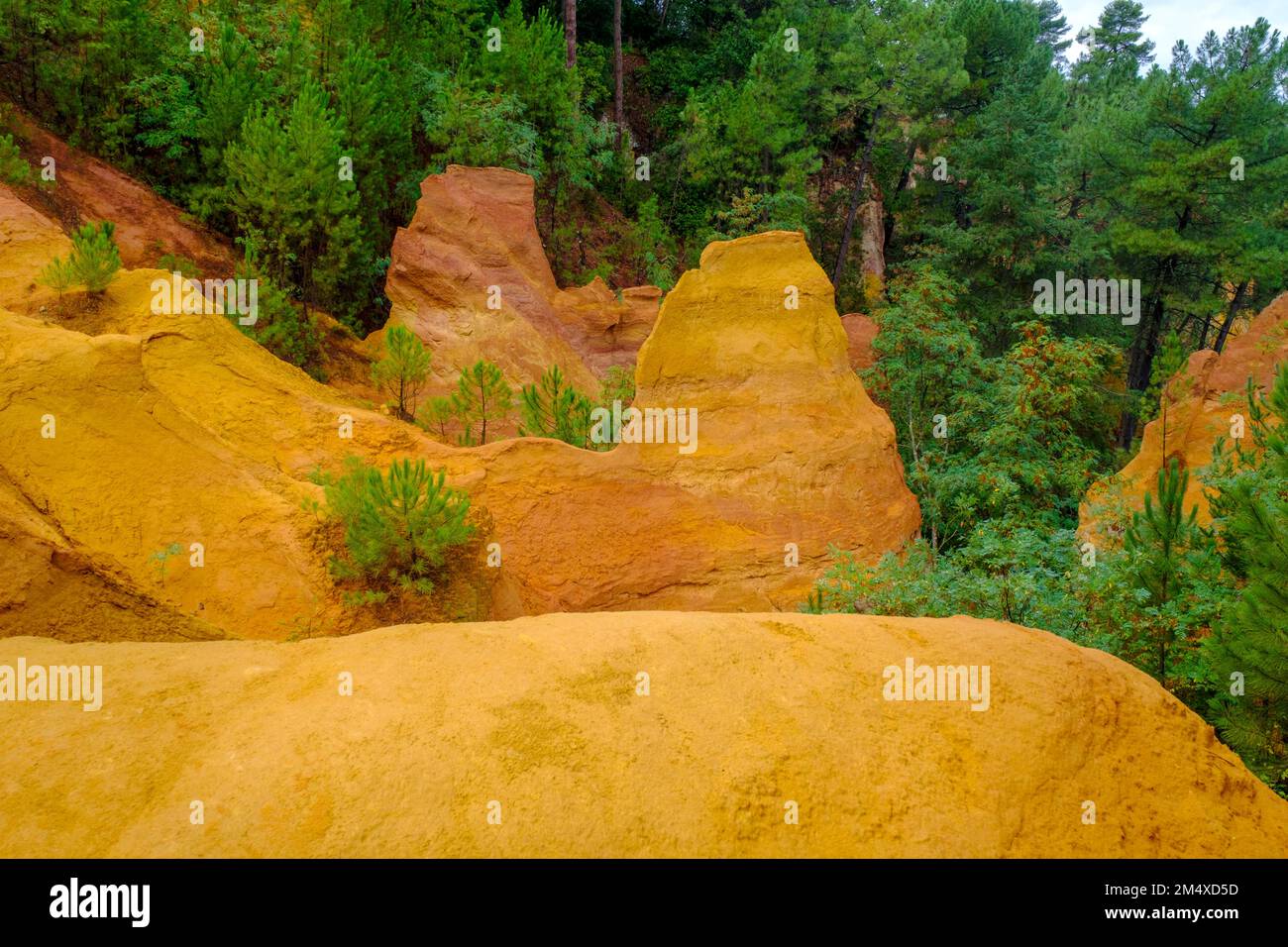 France, Provence-Alpes-Cote dAzur, Ochre rocks in Le Sentier des Ocres quarry Stock Photo