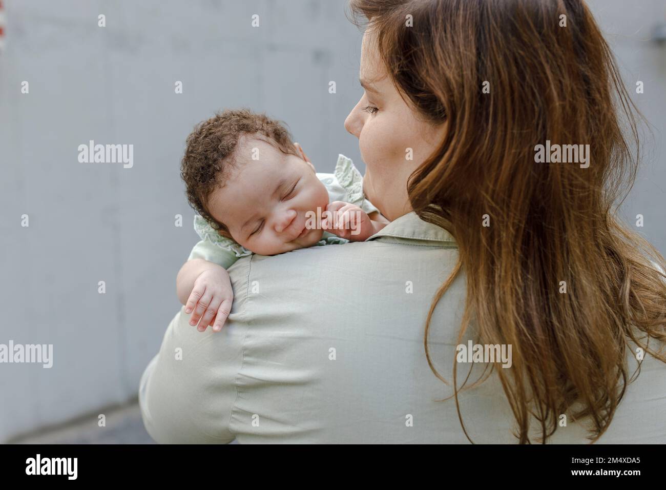Baby girl mother rear view hi-res stock photography and images - Alamy