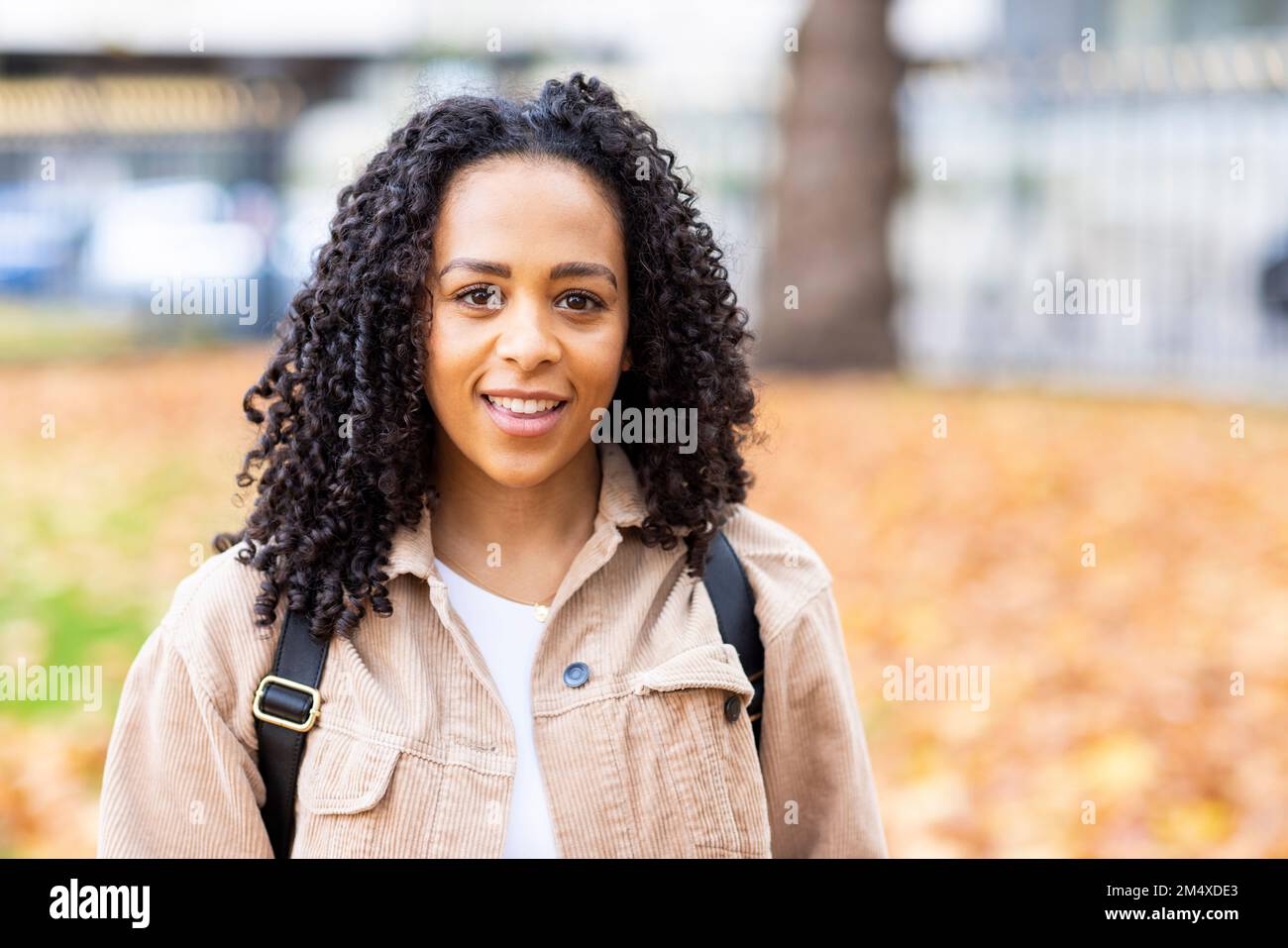 Women dark curly hair hi-res stock photography and images - Alamy