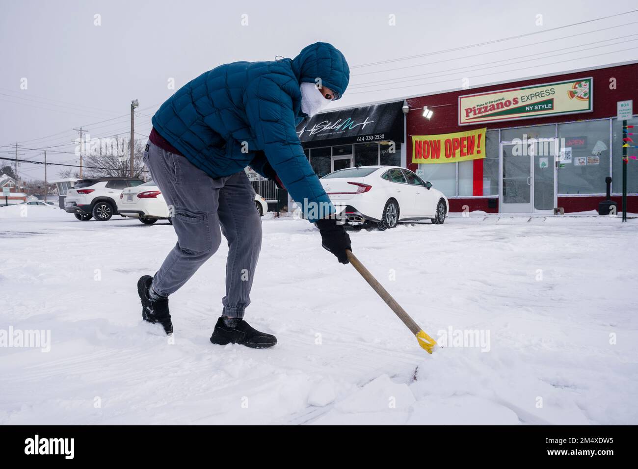 Columbus, Ohio, USA. 23rd Dec, 2022. AZUBAIR BLATA shovels snow in