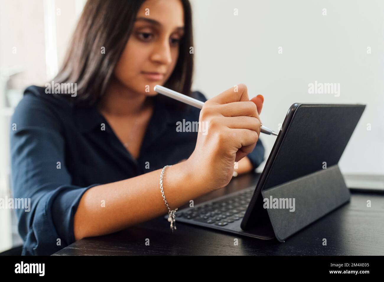 Tablet Computer Using Student reading on tablet pc hi-res stock photography and images - Alamy