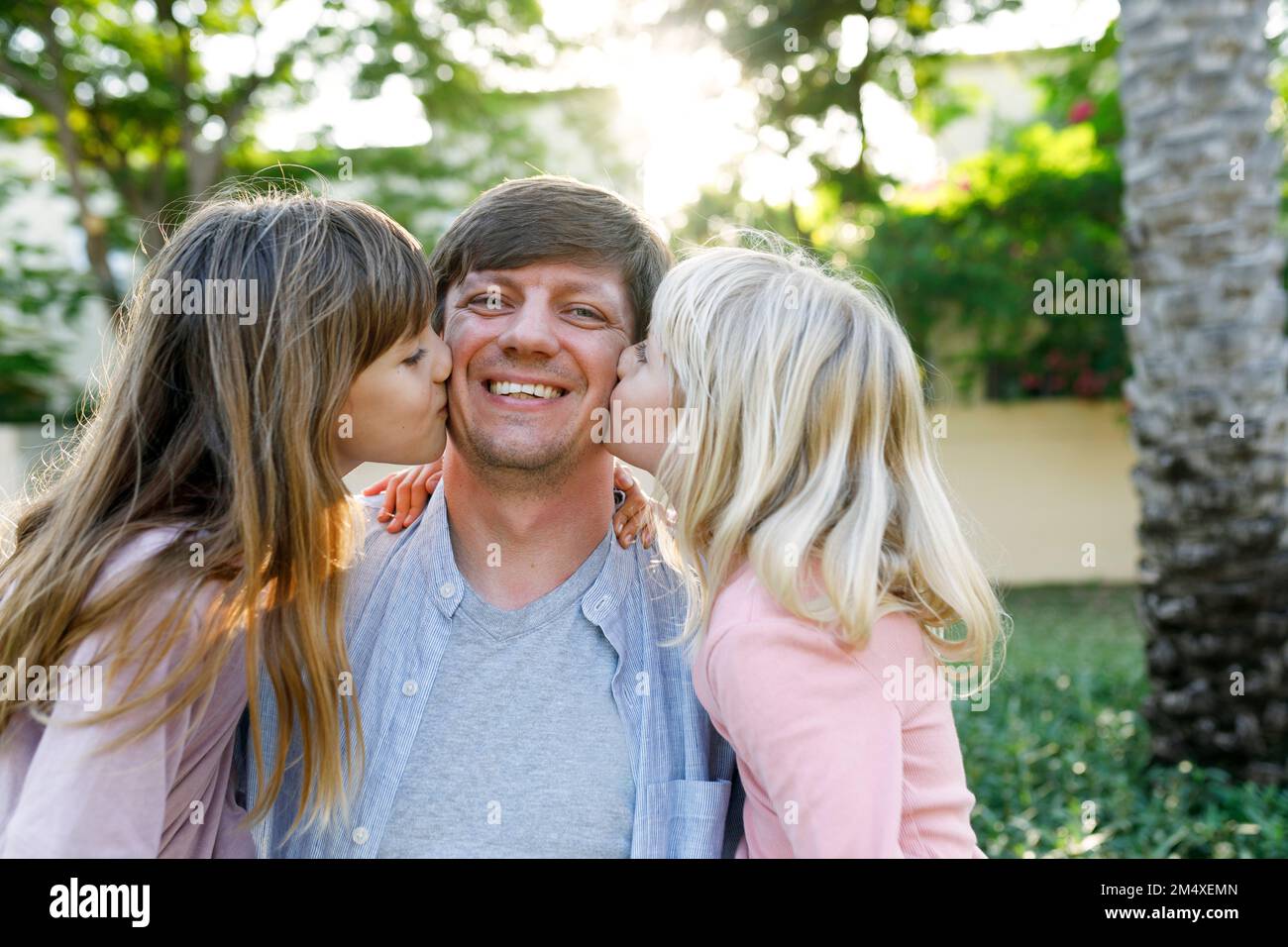Father Kissing Daughter On Cheek Hi res Stock Photography And Images father-kissing-daughter-on-cheek-hi-res-stock-photography-and-images