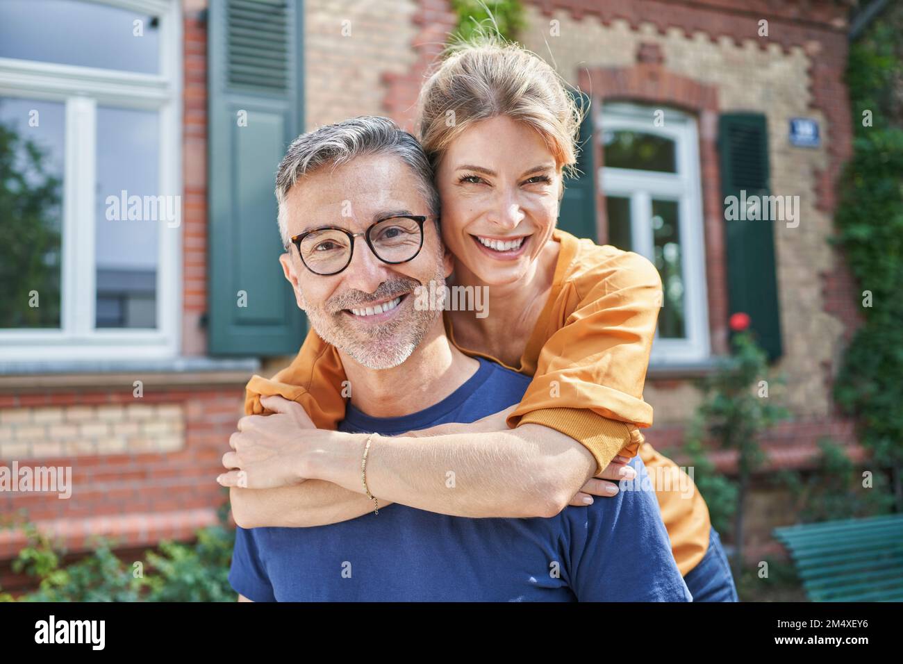 Man arm around woman behind hi-res stock photography and images - Alamy