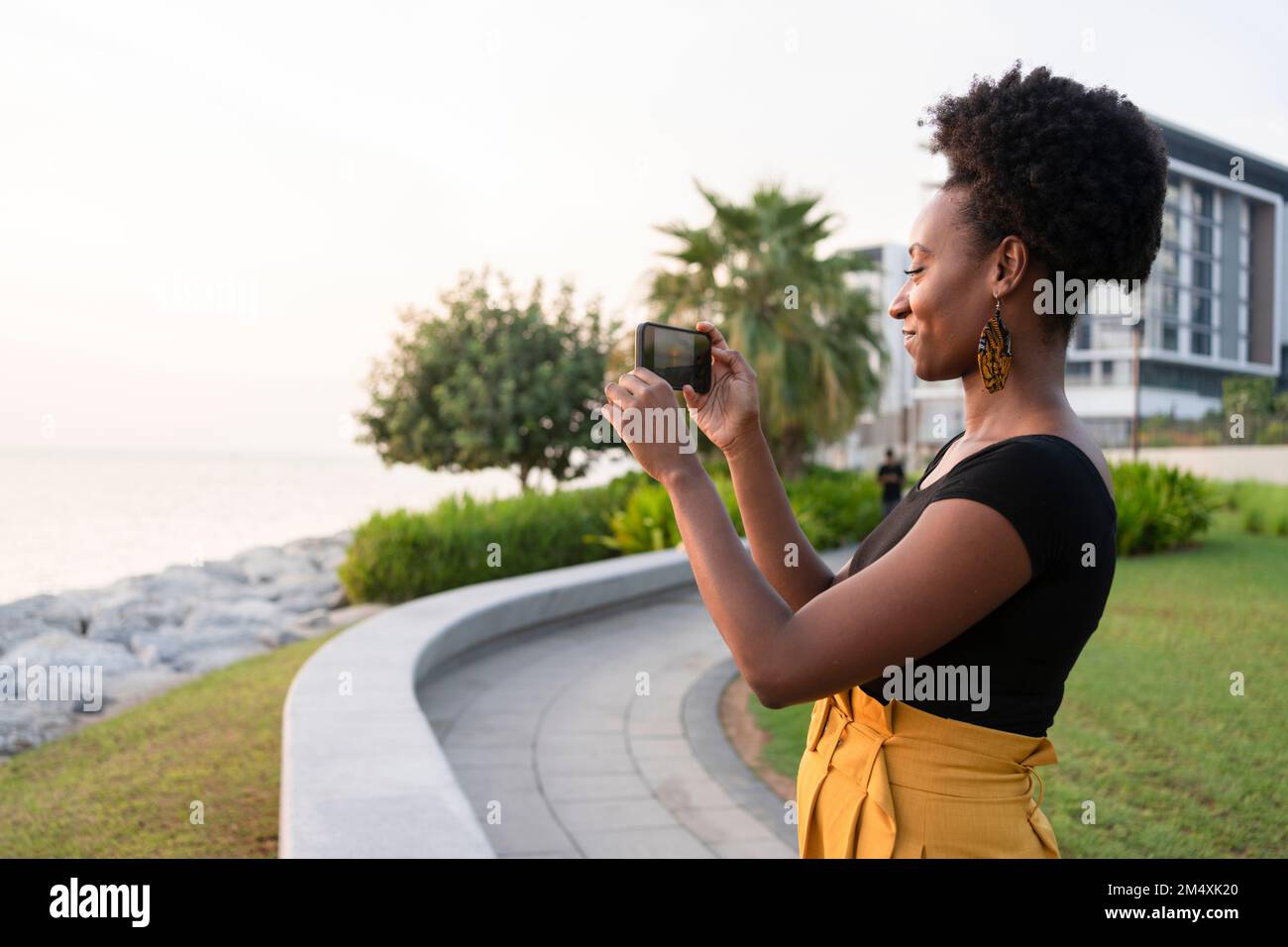 African american woman taking photo hi-res stock photography and images ...