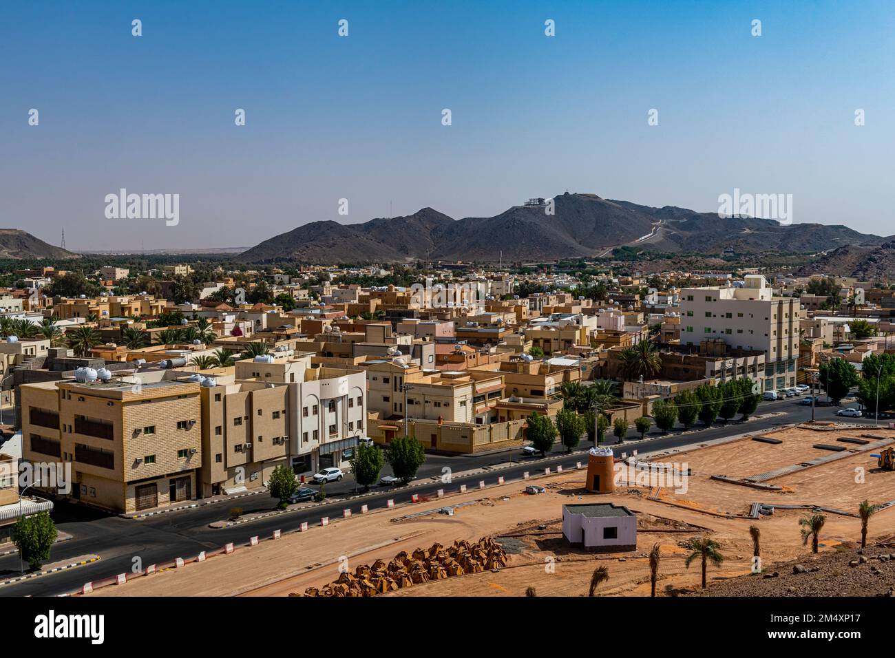 Saudi Arabia, Hail Province, Ha’il, Desert city with hills in background Stock Photo