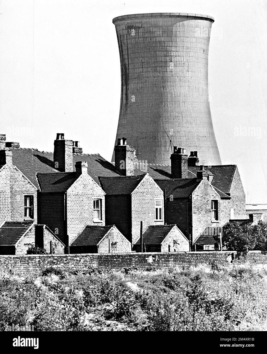 A lone cooling tower towering above terraced houses in Gordon Street, Wolverhampton 1964 Stock Photo