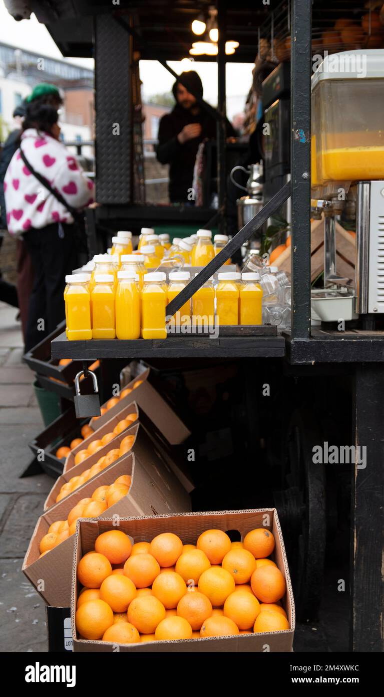 Freshly squeezed orange juice stall Stock Photo Alamy
