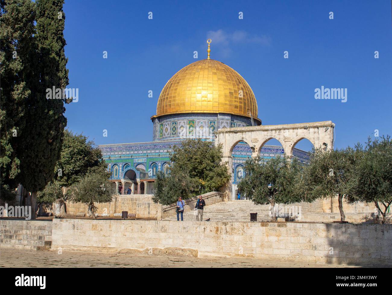 10 Nov 2022 Tourists on the steps at the ancient Dome of the Rock Islamic Holy Place. Built on the site of the ancient Jewish Biblical Solomon's Templ Stock Photo