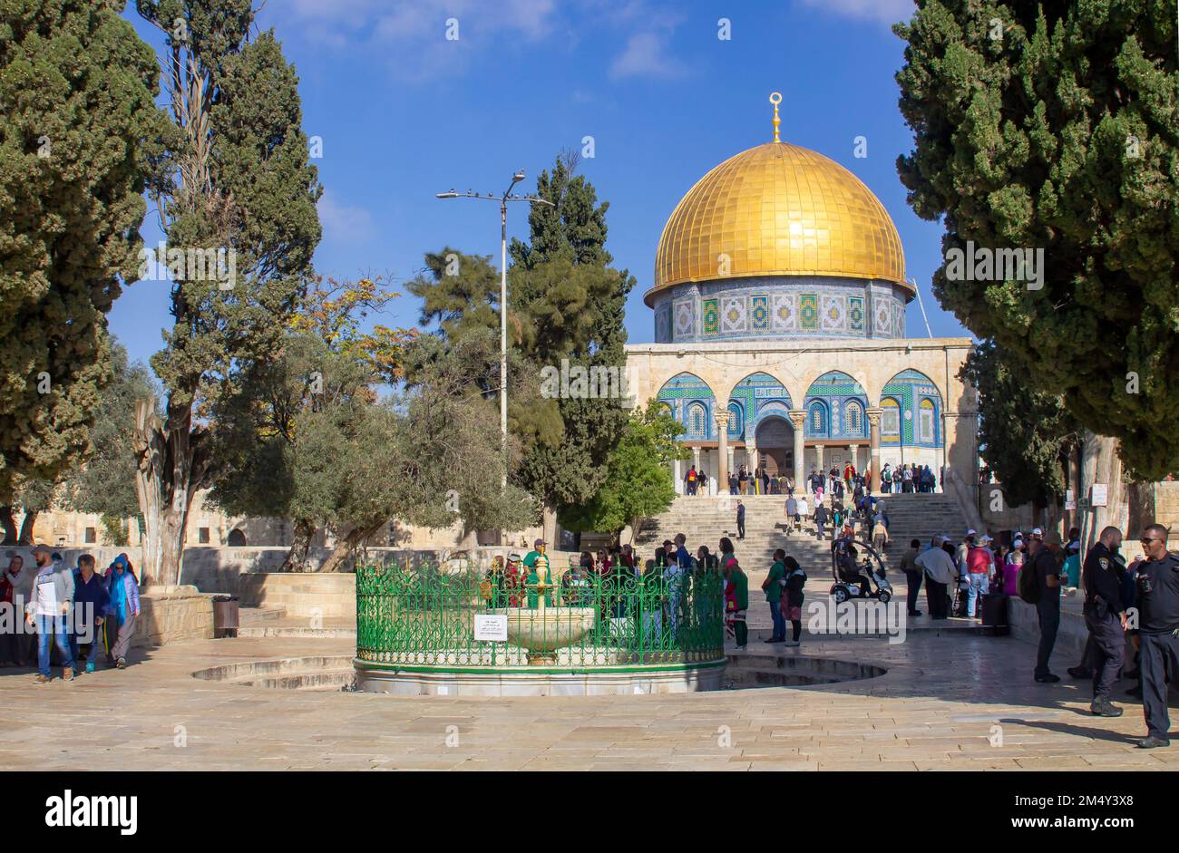 10 Nov 2022 Tourists on the precints of the ancient Dome of the Rock Islamic Holy Place. Built on the site of the ancient Jewish Biblical Solomon's Te Stock Photo