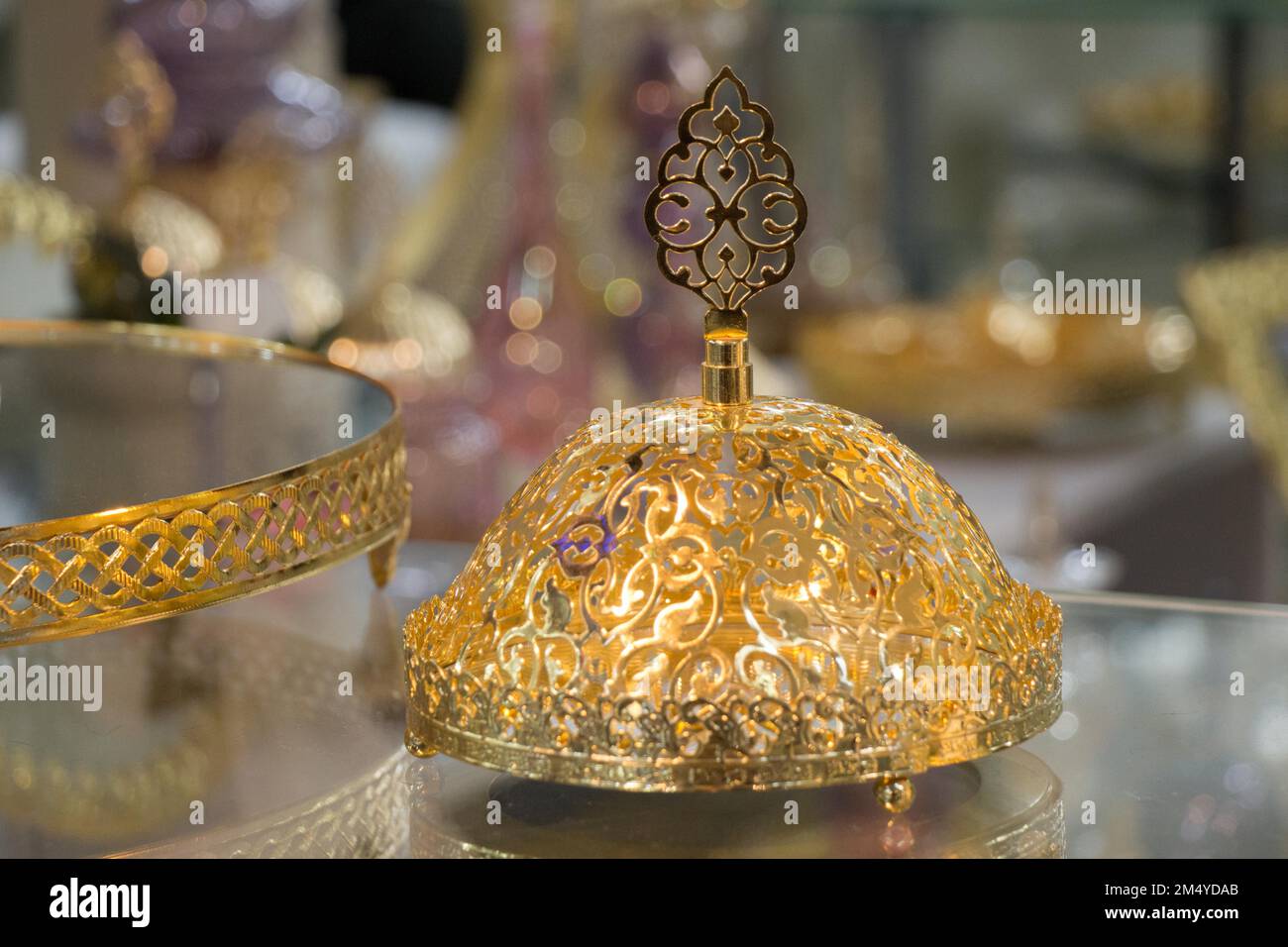 Taditional Turkish metal plates in the bazaar Stock Photo - Alamy