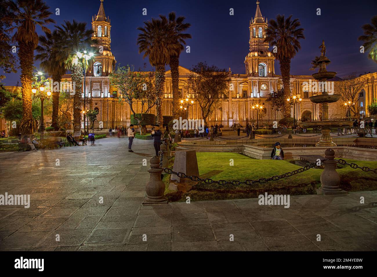 Arequipa, Peru - September 15, 2022: Long exposure at night of the Plaza de Armas in Arequipa with its fountain and Cathedral in the background. Stock Photo