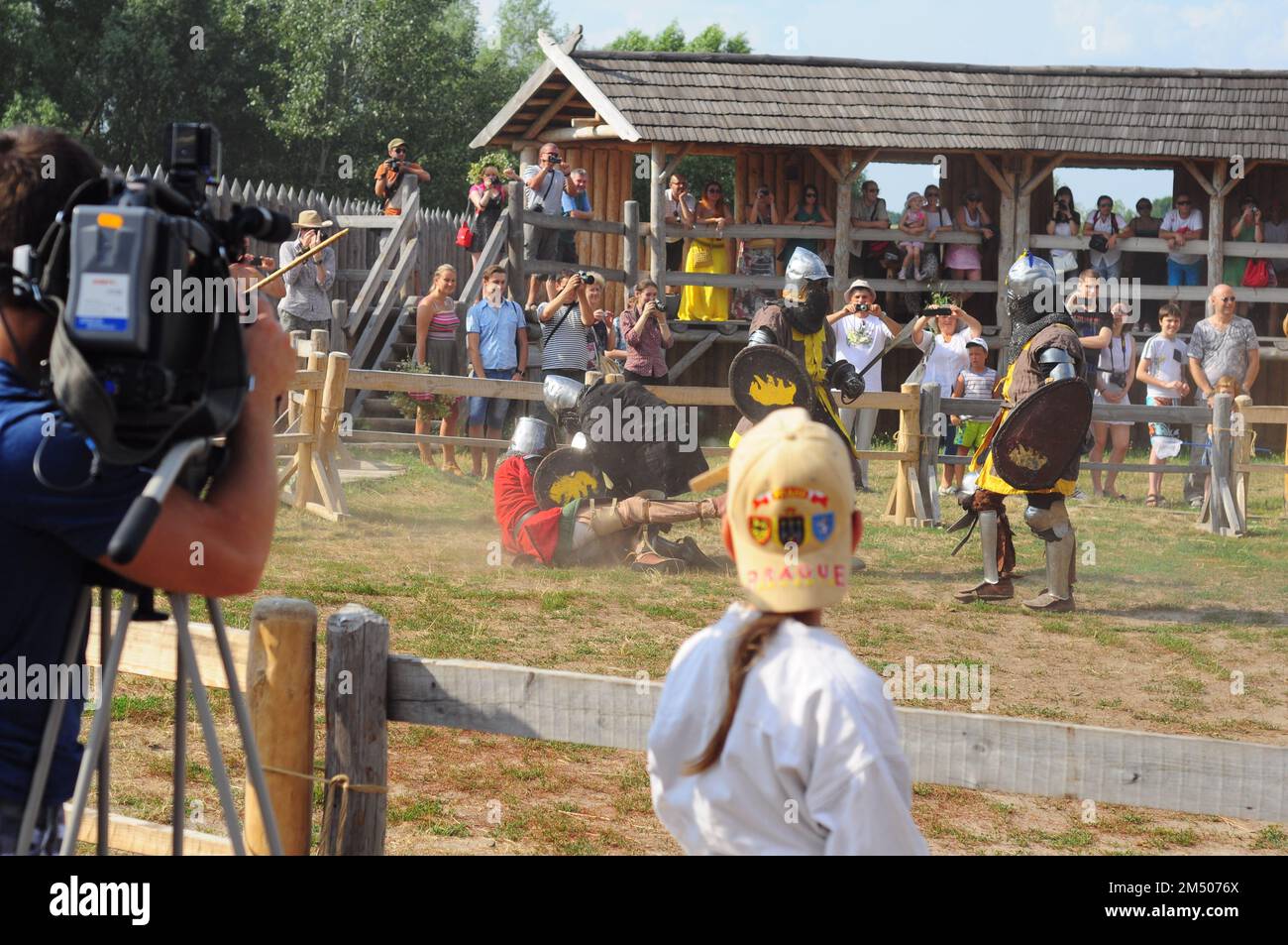 Knights in armor hi-res stock photography and images - Alamy