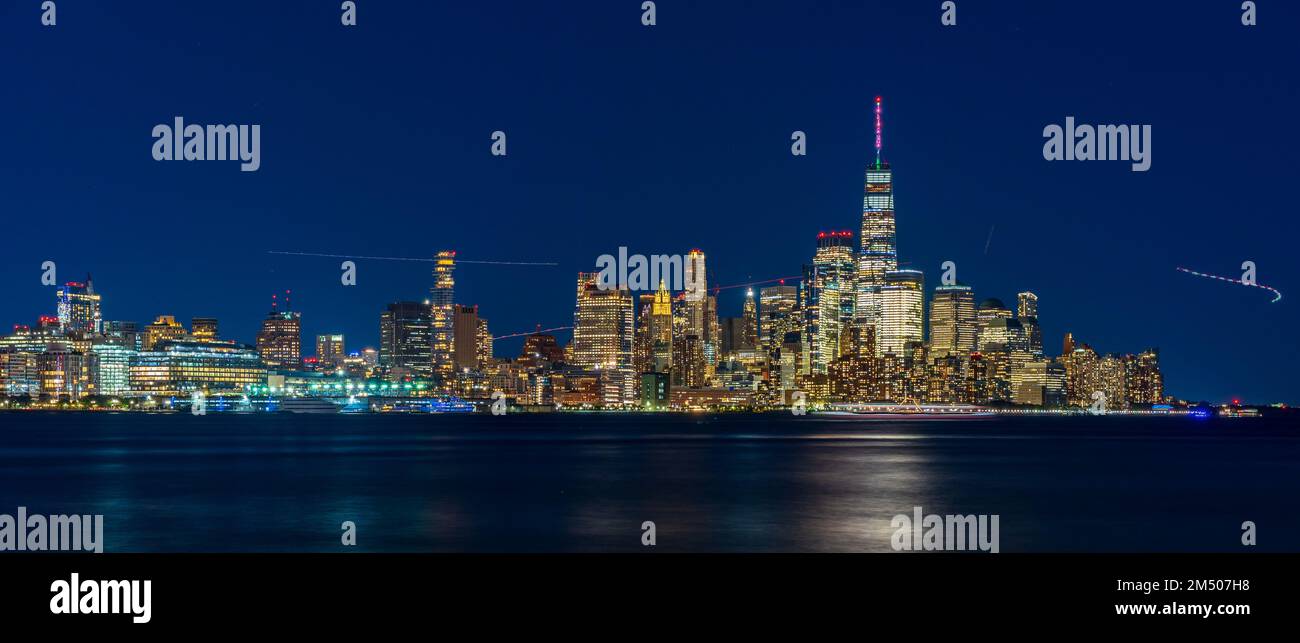 A panoramic view of the New York City Manhattan skyline illuminated ...
