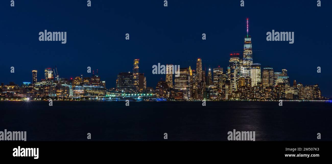 A panoramic view of the New York City Manhattan skyline illuminated ...