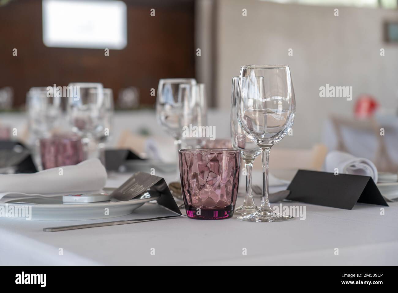 A beautiful wedding table setting Stock Photo - Alamy