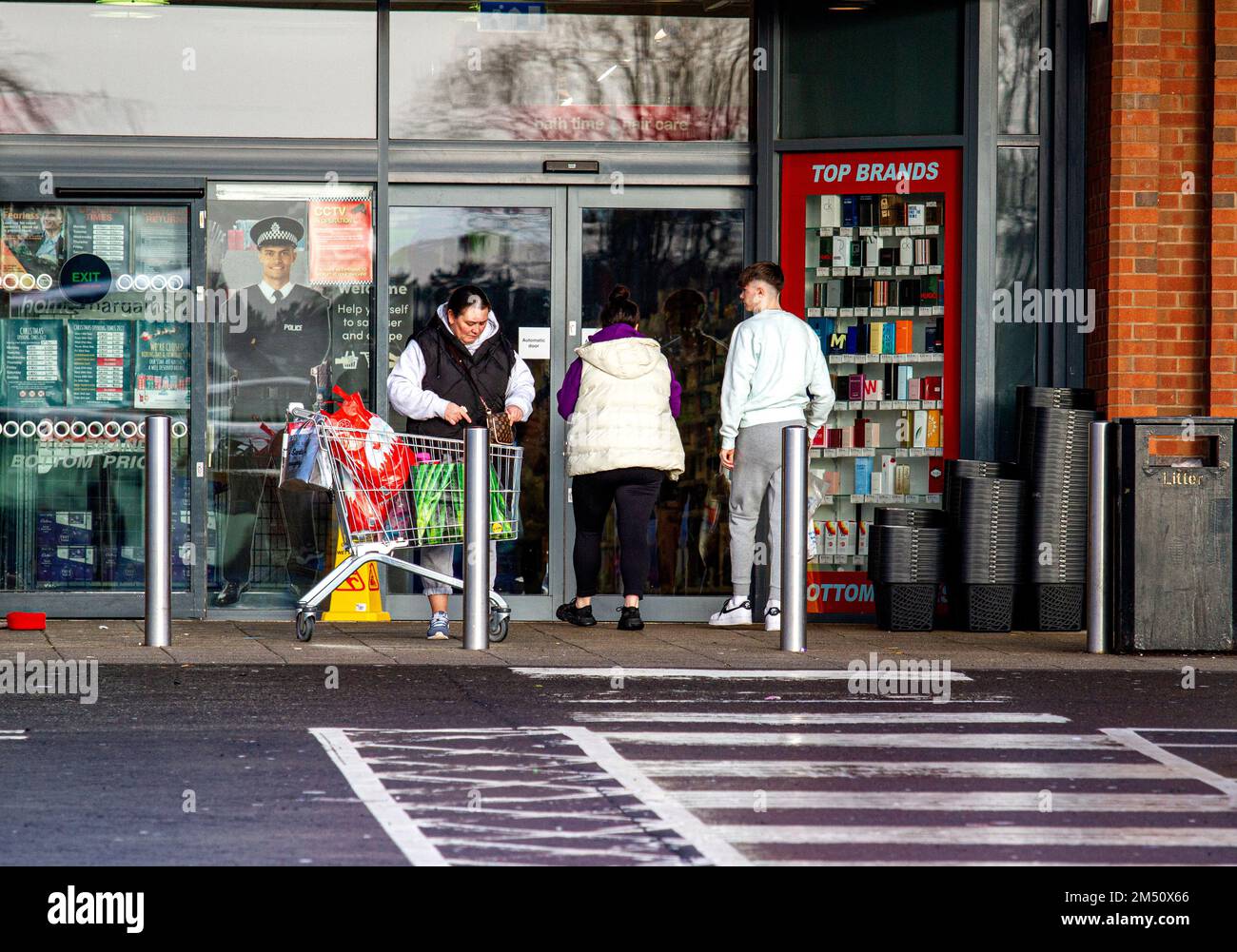 Dundee, Tayside, Scotland, UK. 24th Dec, 2022. Christmas Eve: Due to Scotland's high cost of living and prices continuing to increase, only a few shoppers managed to get out to do some last-minute Christmas shopping at Dundee's Lochee Stack Leisure Park on Christmas Eve. Credit: Dundee Photographics/Alamy Live News Stock Photo