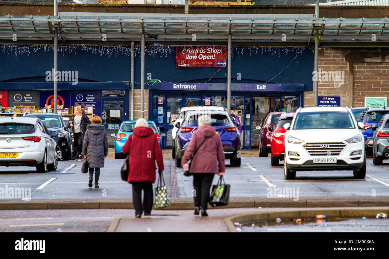 Dundee, Tayside, Scotland, UK. 24th Dec, 2022. Christmas Eve: Due to Scotland's high cost of living and prices continuing to increase, only a few shoppers managed to get out to do some last-minute Christmas shopping at Dundee's Lochee Stack Leisure Park on Christmas Eve. Credit: Dundee Photographics/Alamy Live News Stock Photo