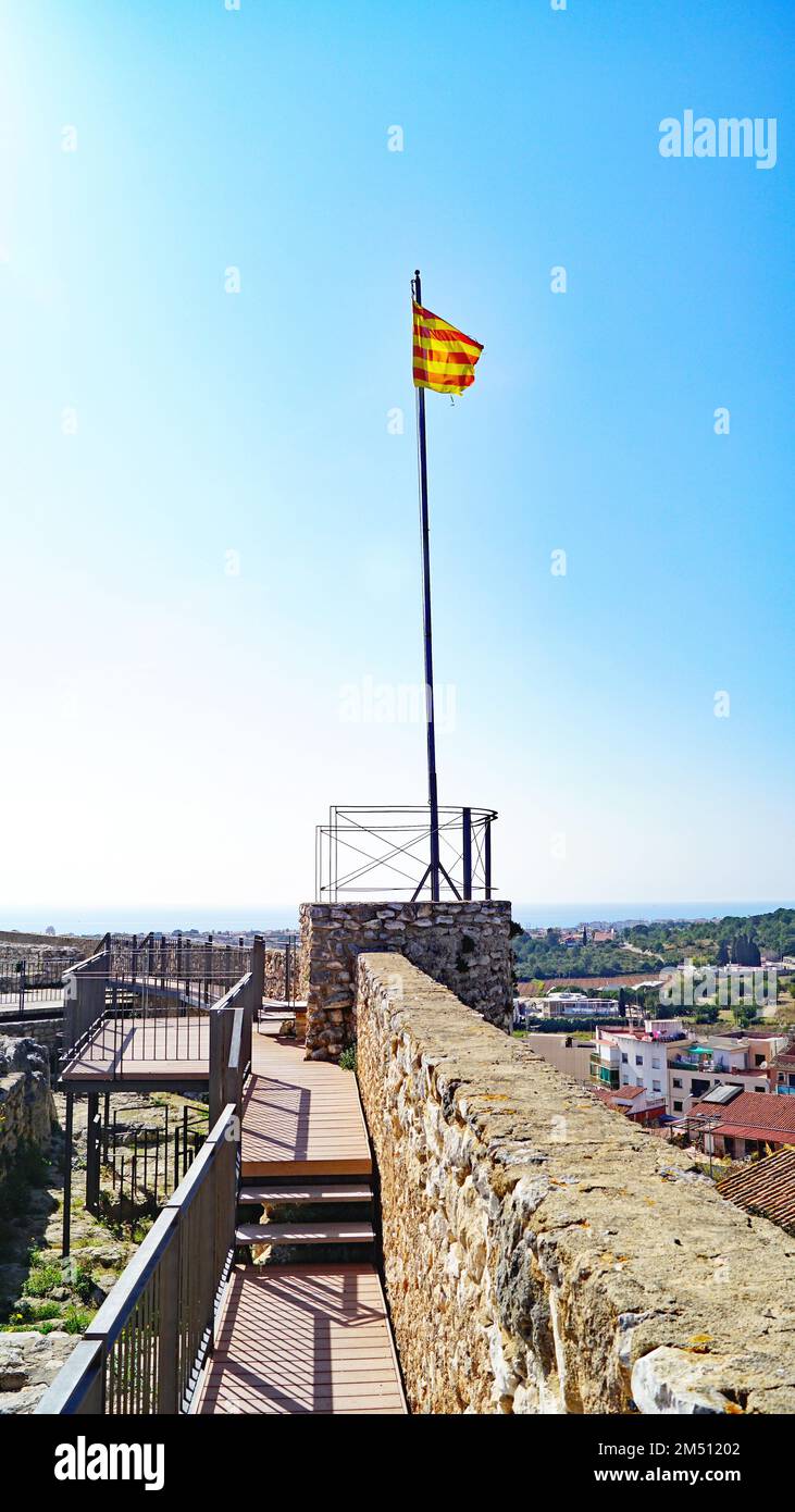 Bandera de Catalunya en el castillo de la Santa Creu en Calafell, Vendrell, Costa Dorada, Tarragona, Catalunya, España, Europa Stock Photo