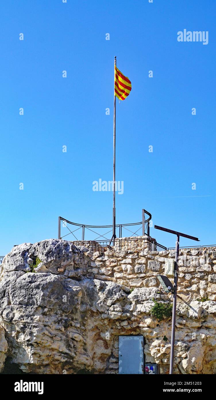 Bandera de Catalunya en el castillo de la Santa Creu en Calafell, Vendrell, Costa Dorada, Tarragona, Catalunya, España, Europa Stock Photo