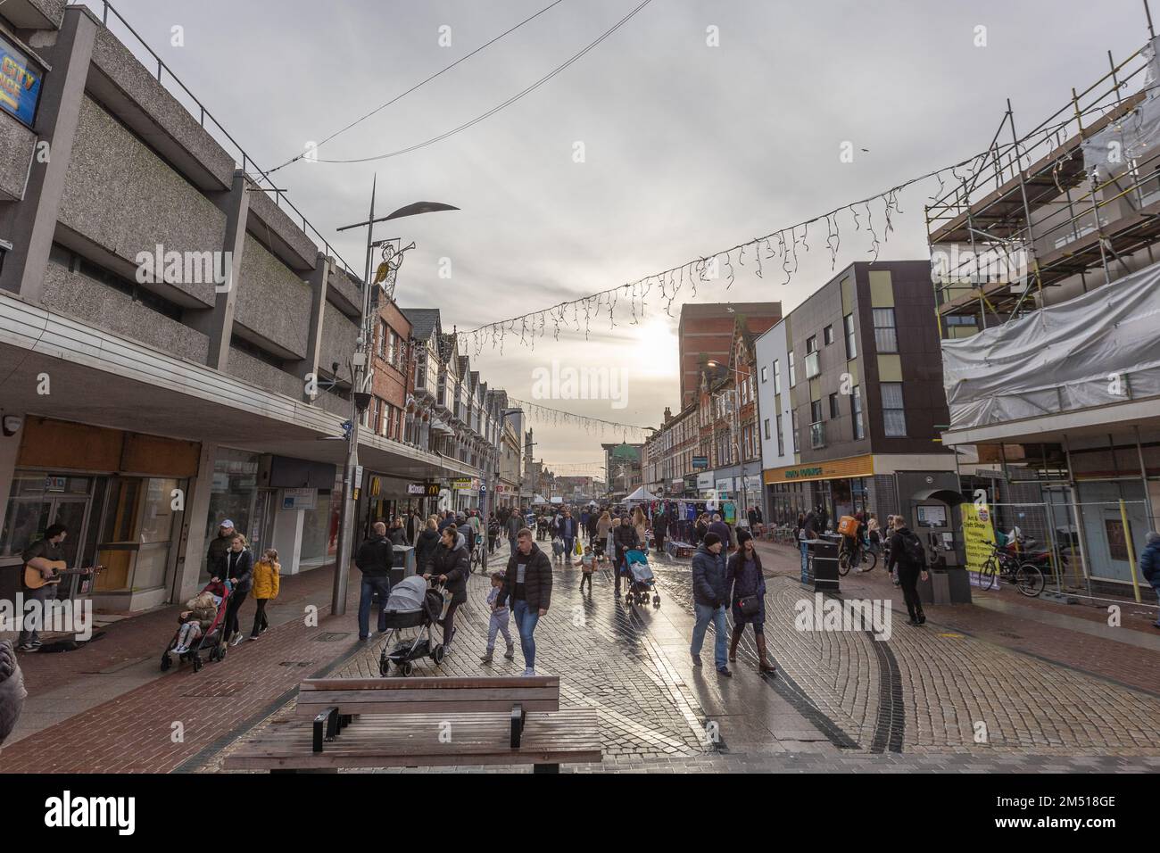 Southend on Sea, UK. 24th Dec, 2022. Christmas shoppers on the High Street hit the shops for last minute gifts. Penelope Barritt/Alamy Live News Stock Photo