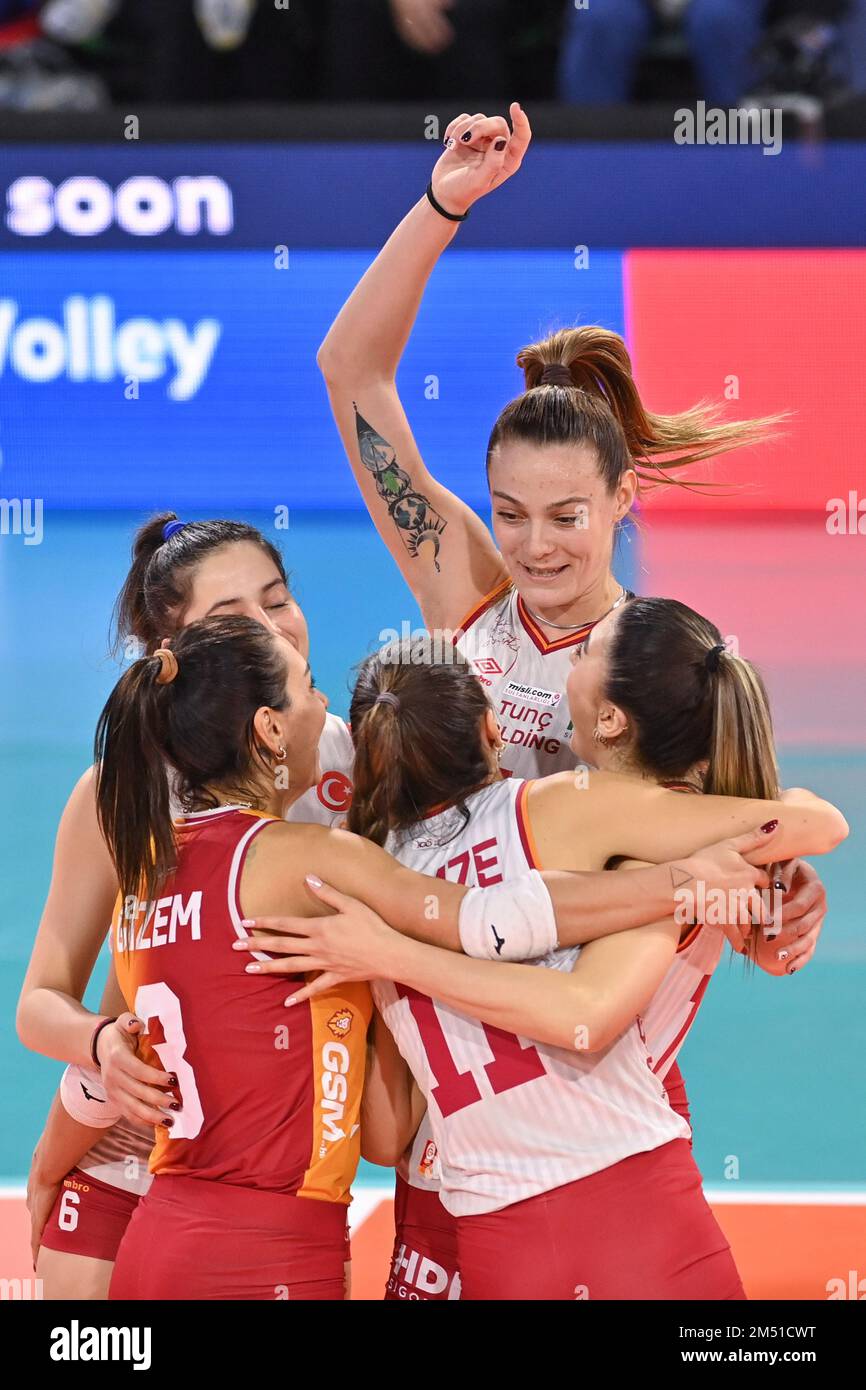Florence, Italy. 22nd Dec, 2022. Galatasaray HDI Sigorta Istanbul players celebrate during Savino Del Bene Scandicci vs Galatasaray HDI Sigorta Istanbul, Volleyball CEV Cup Women Championship in Florence, Italy, December 22 2022 Credit: Independent Photo Agency/Alamy Live News Stock Photo