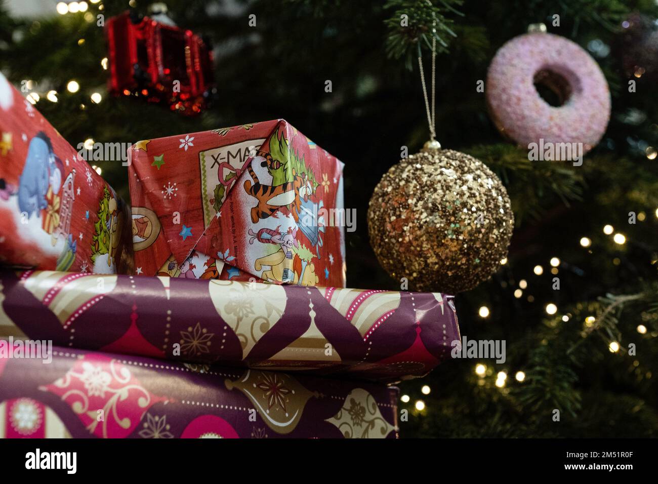 24 December 2022, Lower Saxony, Göttingen Wrapped presents lie under a