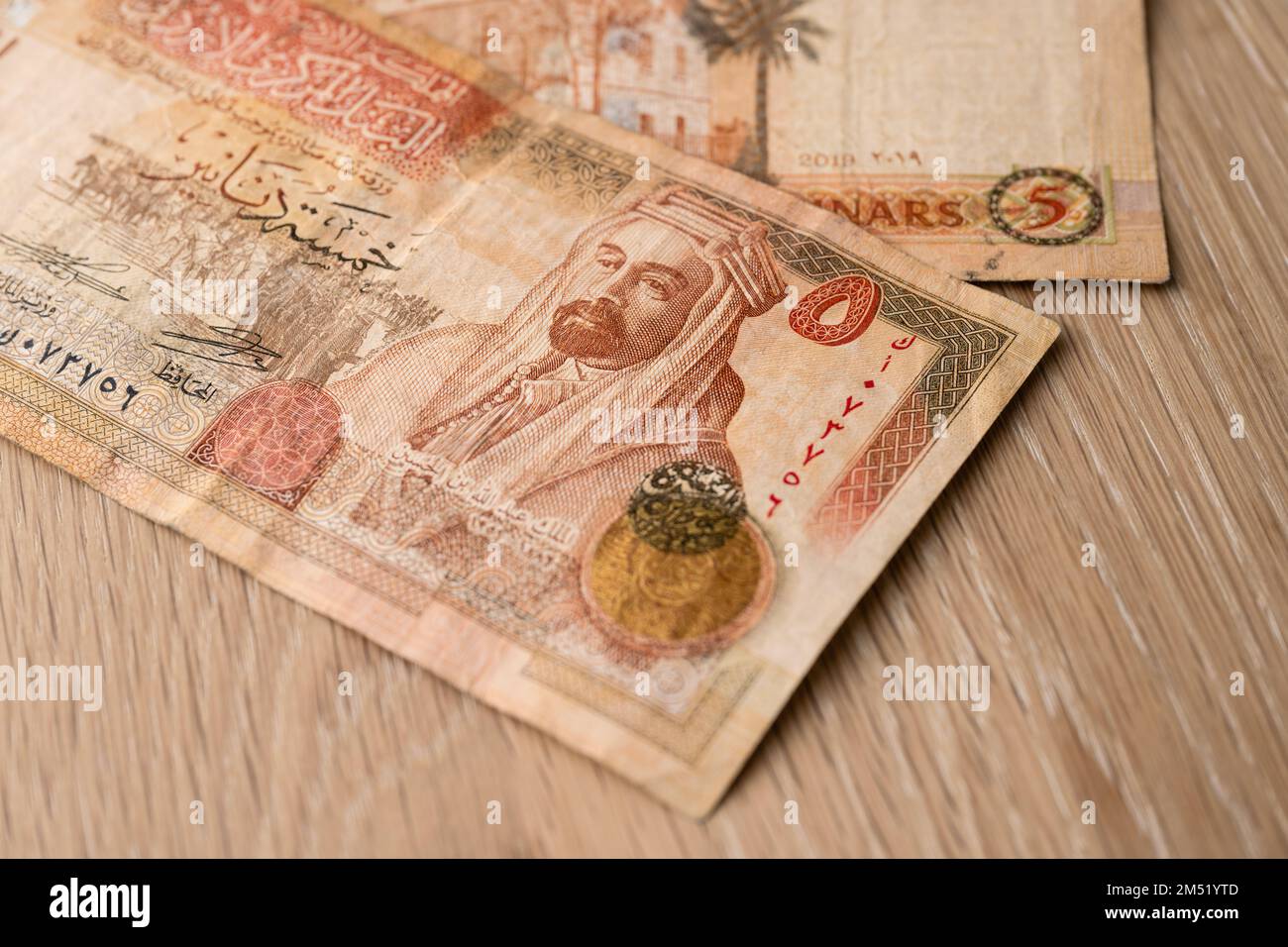 5 dinar banknote hi-res stock photography and images - Alamy