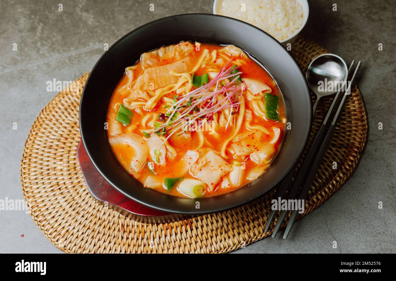 eolkeunkalguksu, Korean Spicy Noodle Soup A spicy noodle dish made by