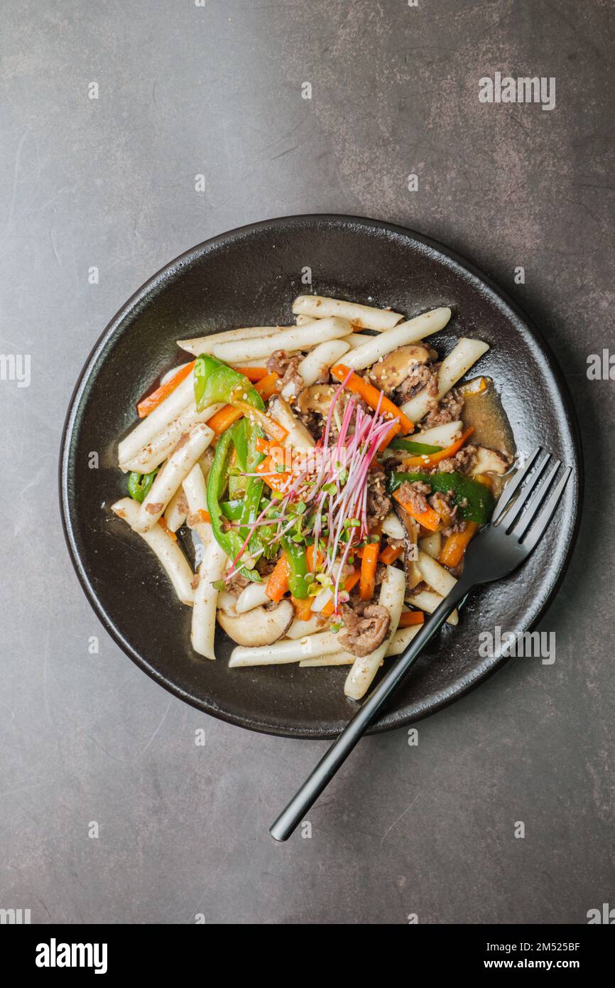 gungjungtteokbokki, Korean style Royal Stir-fried Rice Cake : Long cylinder-shaped tteok (garaetteok) cut into pieces and stir-fried with beef, shitak Stock Photo