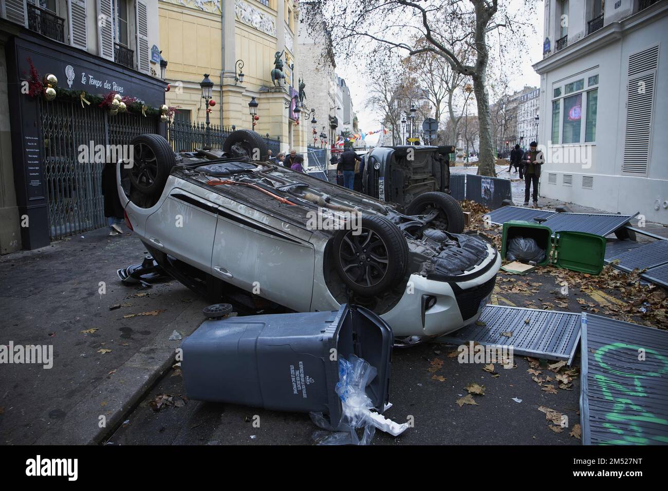 France riots cars hi-res stock photography and images - Alamy