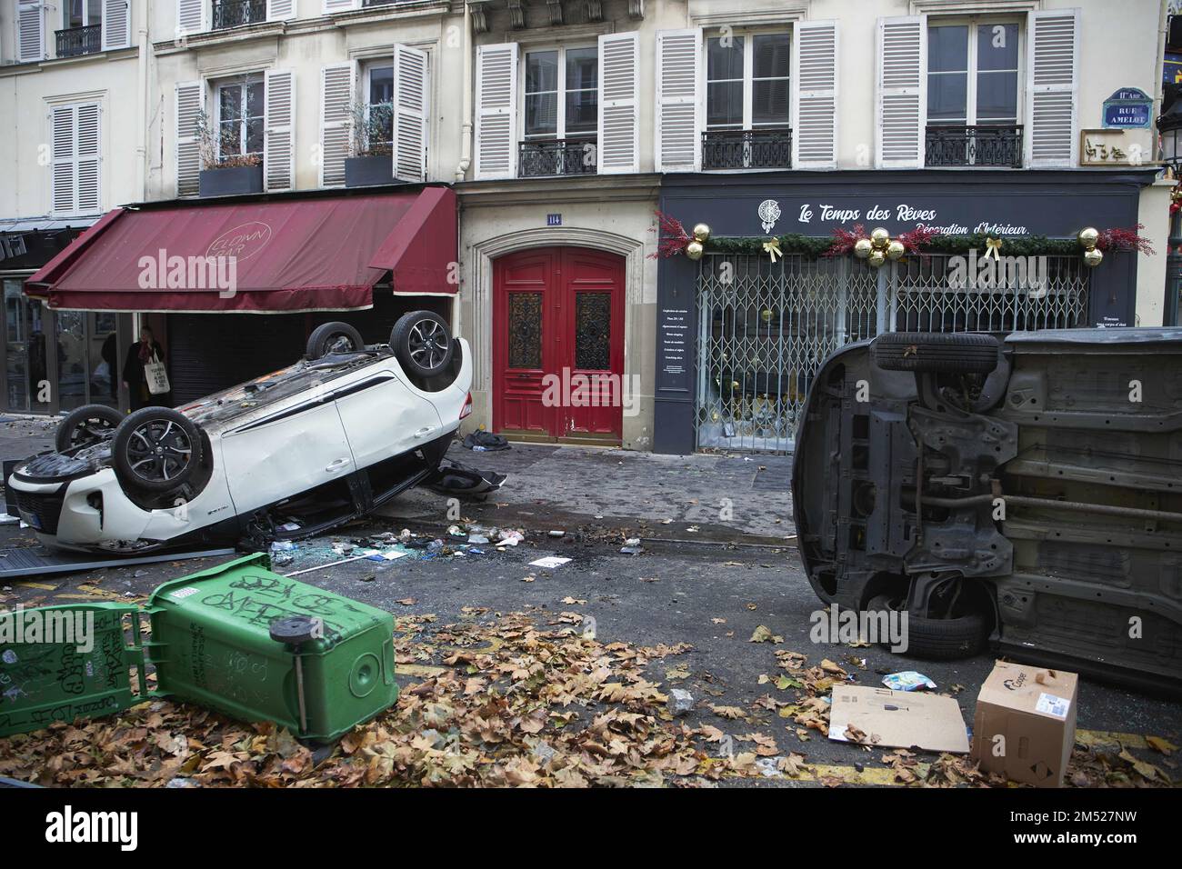 France riots cars hi-res stock photography and images - Alamy