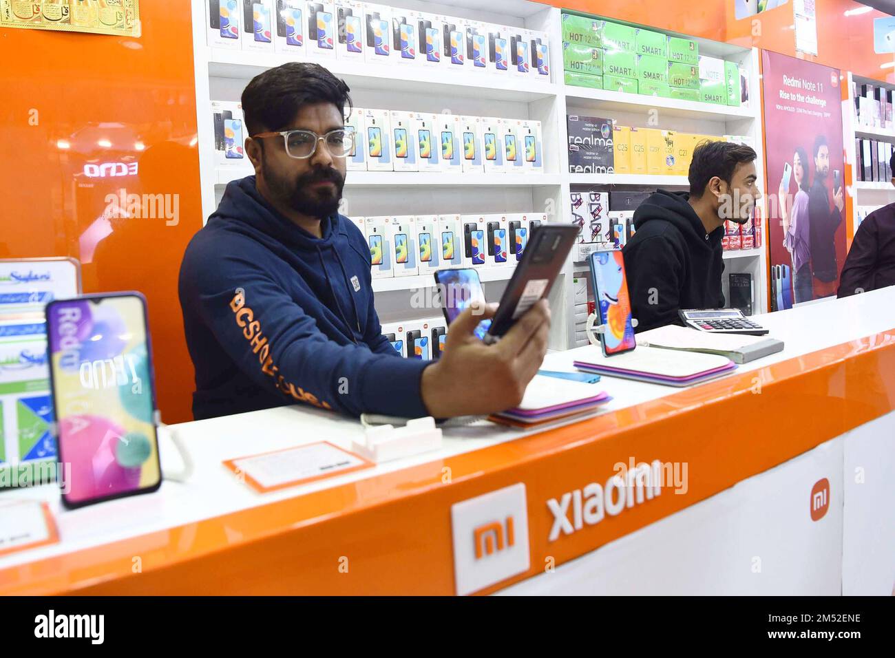 Karachi. 24th Dec, 2022. A mobile phone shop is pictured in southern