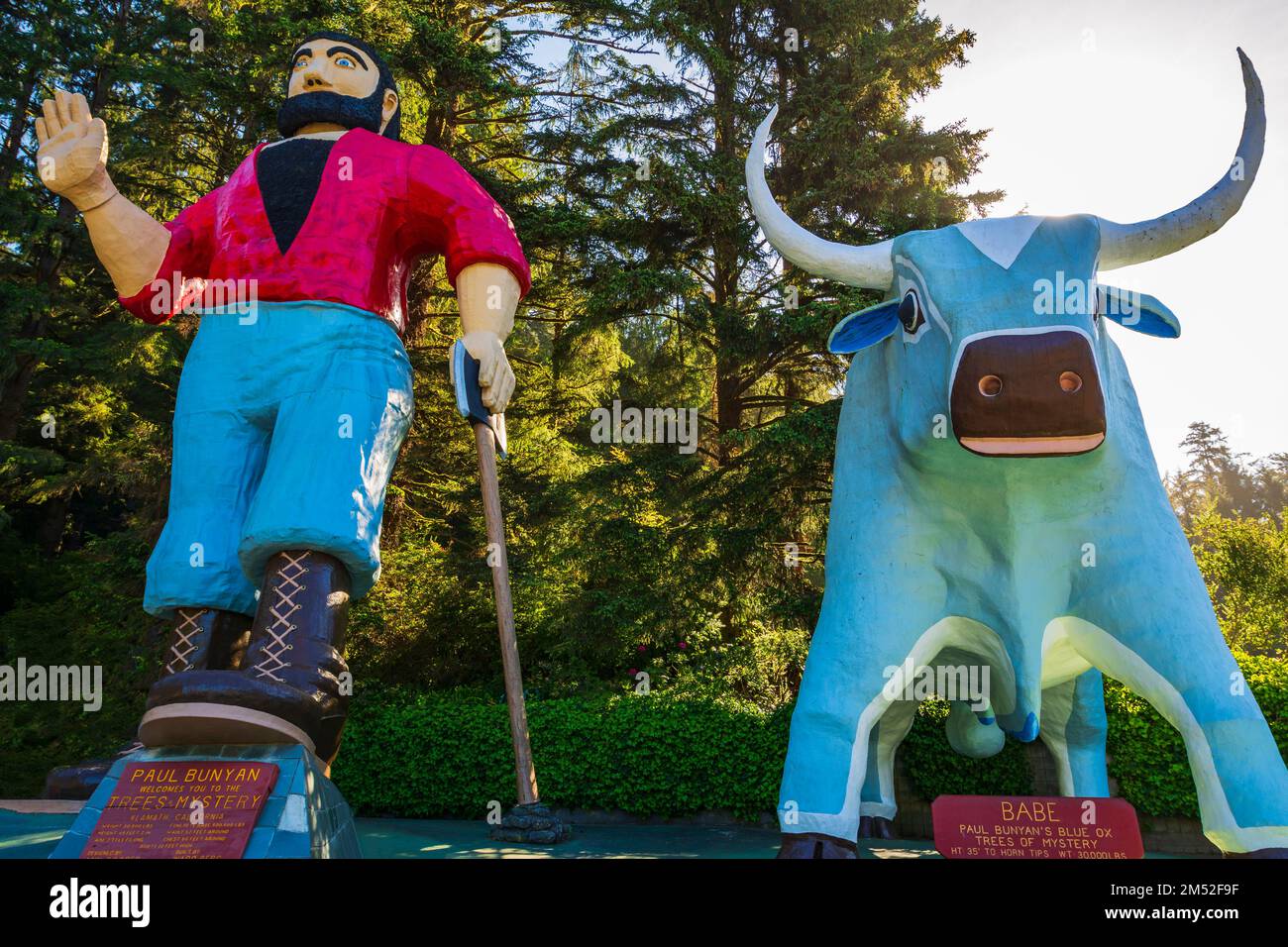 Paul Bunyan and ox Babe statues at Trees of Mystery roadside attraction