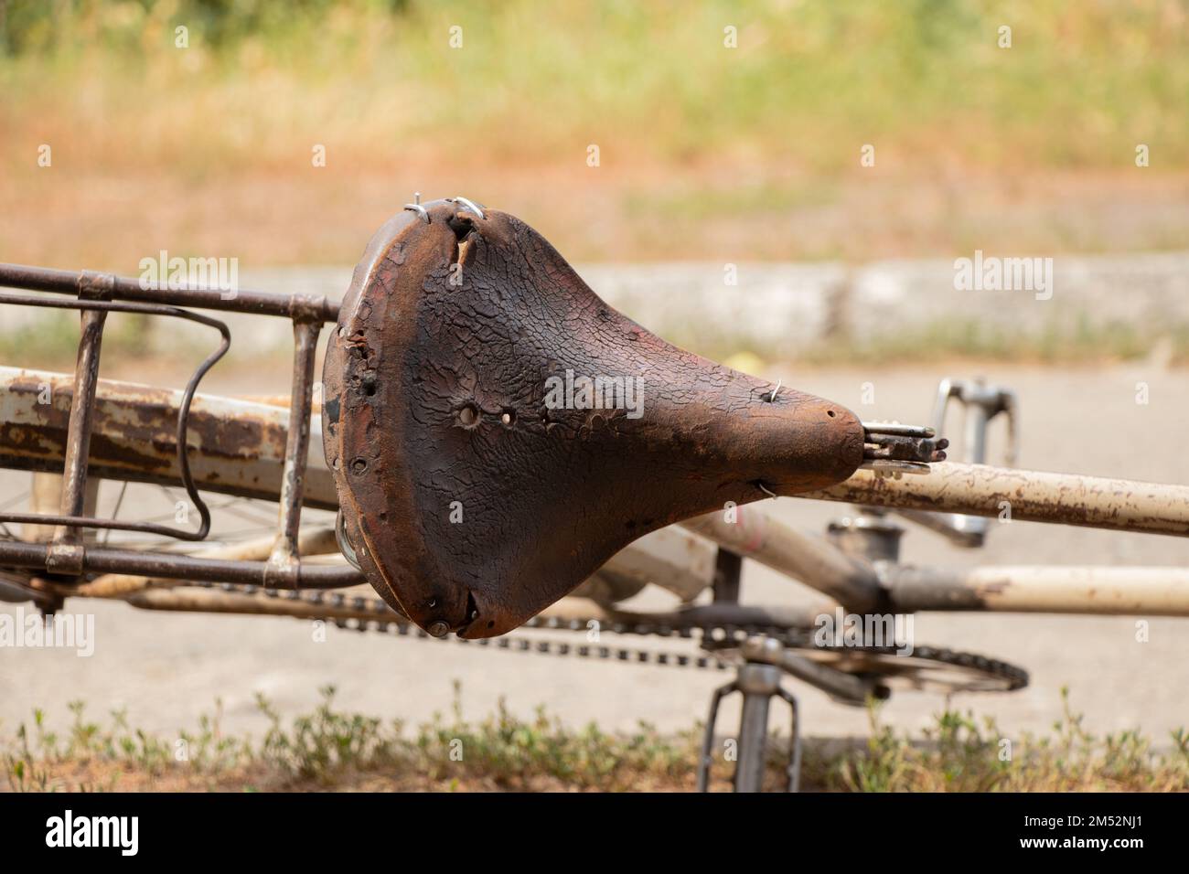 Old bicycle seat hi-res stock photography and images - Alamy