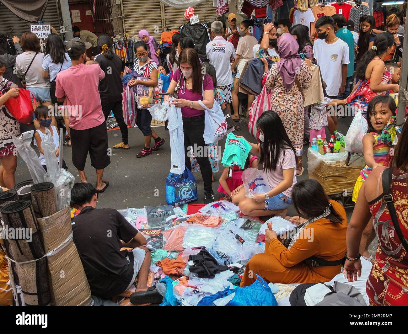 Manila, Philippines. 24th Dec, 2022. Shoppers looking for clothes and gifts for their loved ones. Filipinos flock to Divisoria in Manila to buy gifts and food for their traditional 'Noche Buena', a time for family to gather by eating, drinking, and being merry, in celebration of the birth of Jesus Christ. (Photo by Josefiel Rivera/SOPA Images/Sipa USA) Credit: Sipa USA/Alamy Live News Stock Photo