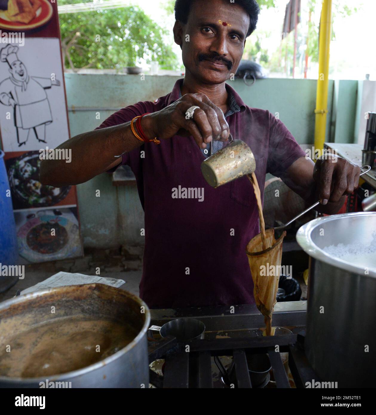 https://c8.alamy.com/comp/2M52TE1/indian-chai-prepared-in-a-small-tea-house-in-madurai-india-2M52TE1.jpg