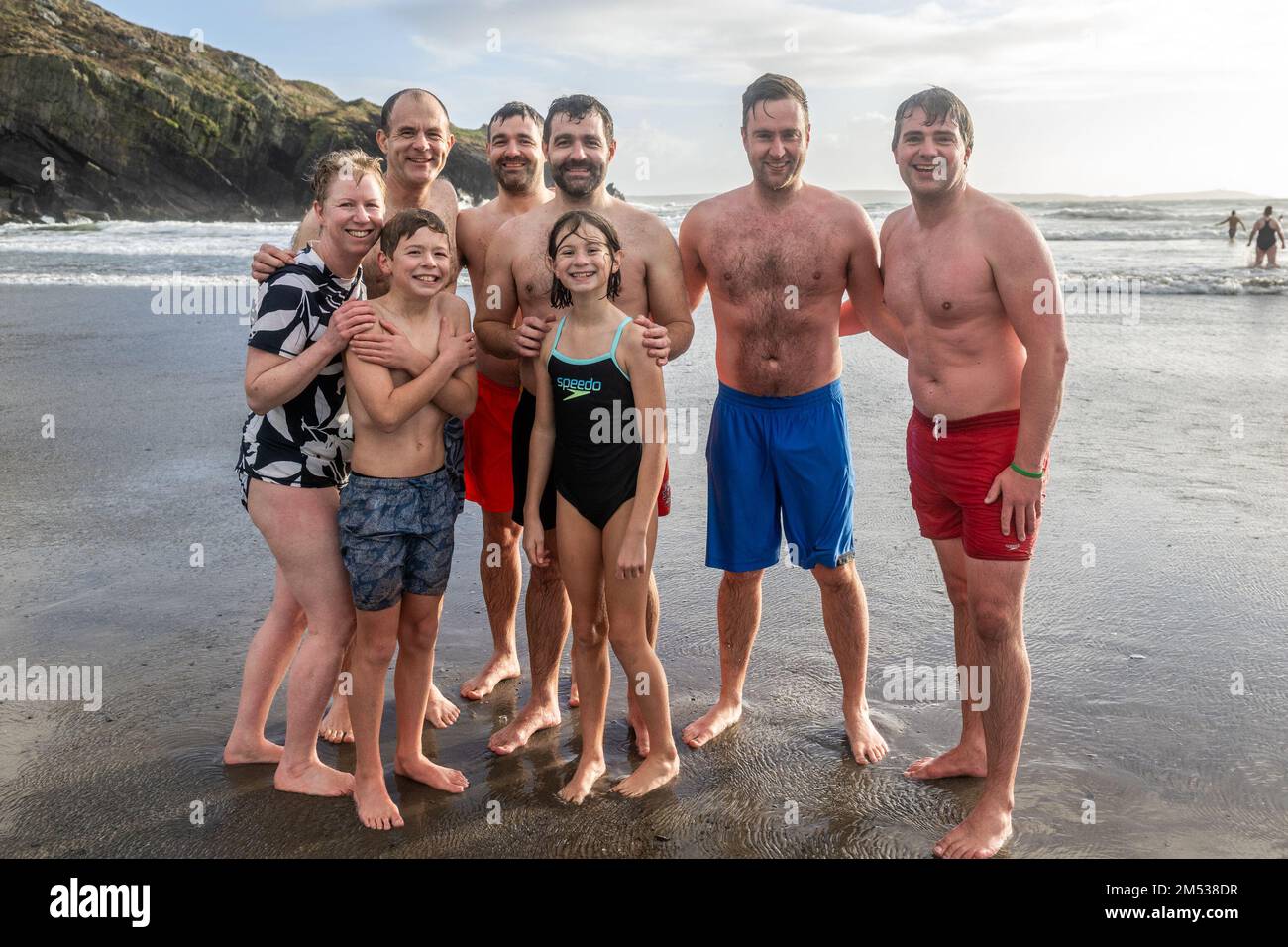 Rosscarbery, West Cork, Ireland. 25th Dec, 2022. Hundreds of people took part in the annual Christmas Swim at the Warren Beach in Rosscarbery this morning. Taking part in the swim were Petra, Brian, Michael and Ciara Donovan from Brisbane, Austrailia; Tim and Michéal Donovan, Anthony Coakley and James White from leap and Rosscarbery. Credit: AG News/Alamy Live News Stock Photo
