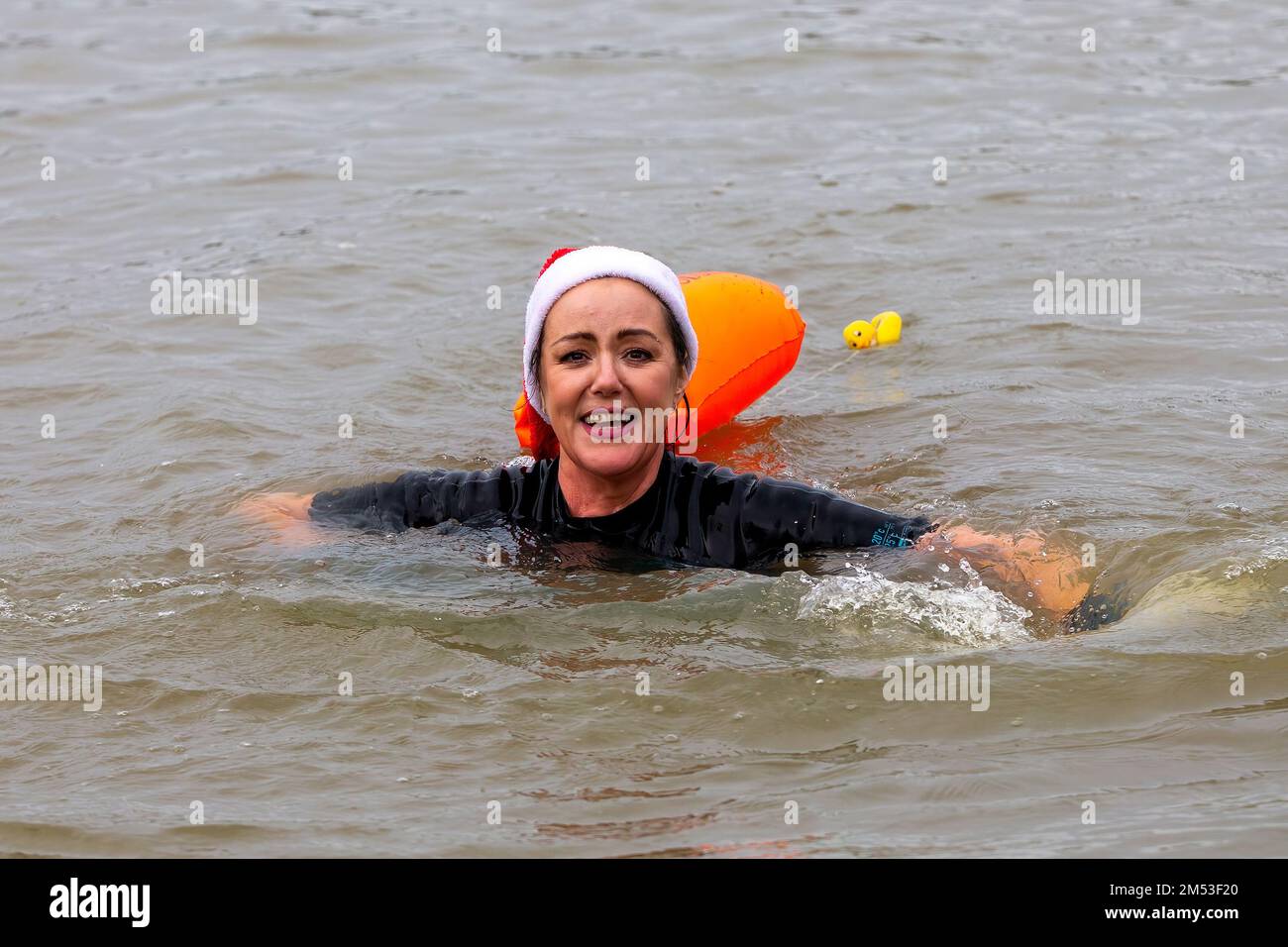 River Great Ouse, Milton Keynes, UK. 25th Dec, 2022. Local resident and ...