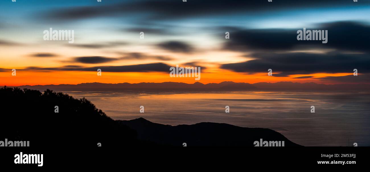abendlicher Blick von Insel Giglio über Mittelmeer auf Korsika bei untergehende  Sonne an Abendhimmel, Giglio, Toskana, Italien, Europa Stock Photo