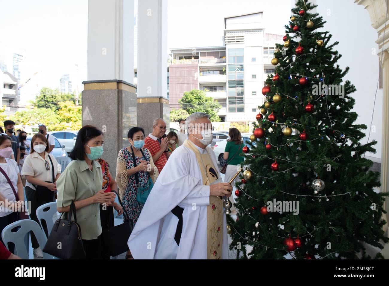 bangkok-bangkok-thailand-25th-dec-2022-christians-attend-mass-in-a