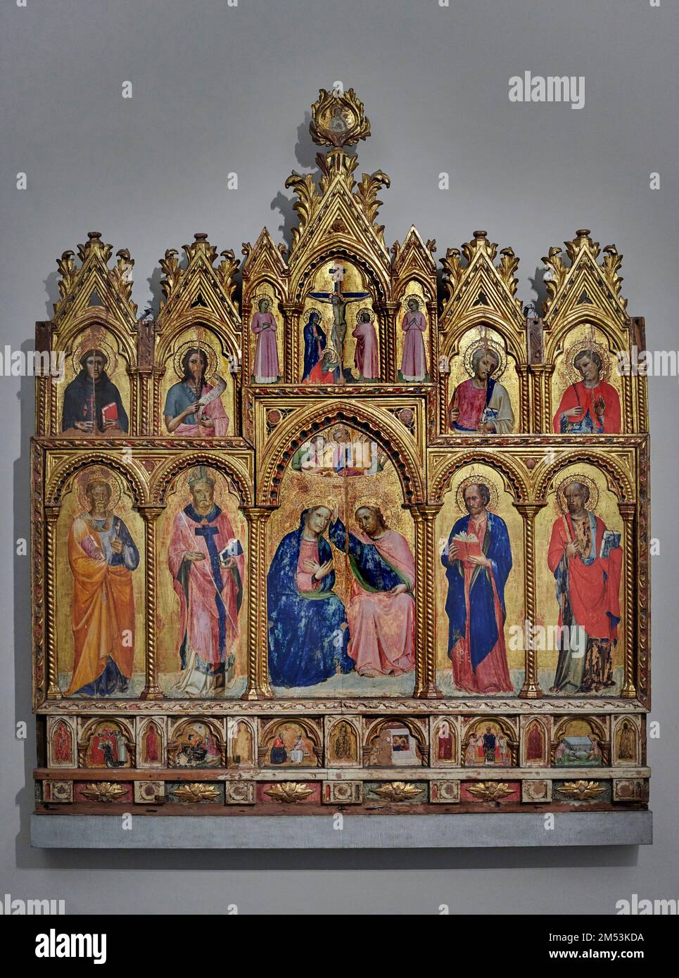 al centro: Incoronazione della Vergine, S. Pietro,S. Ambrogio,S. Marco, S. Paolo, in alto : Crocifisso con i dolenti e due angeli, S. Framcesco, S. Gi Stock Photo