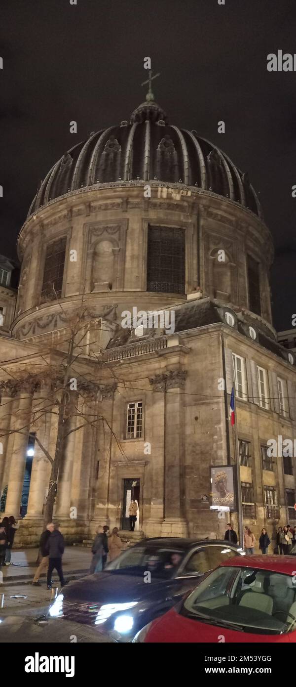 Kościół Notre-Dame-de-l’Assomption (Najświętszej Maryi Panny Wniebowziętej) – klasycystyczny kościół w I dzielnicy Paryża (Place Maurice-Barres), jede Stock Photo