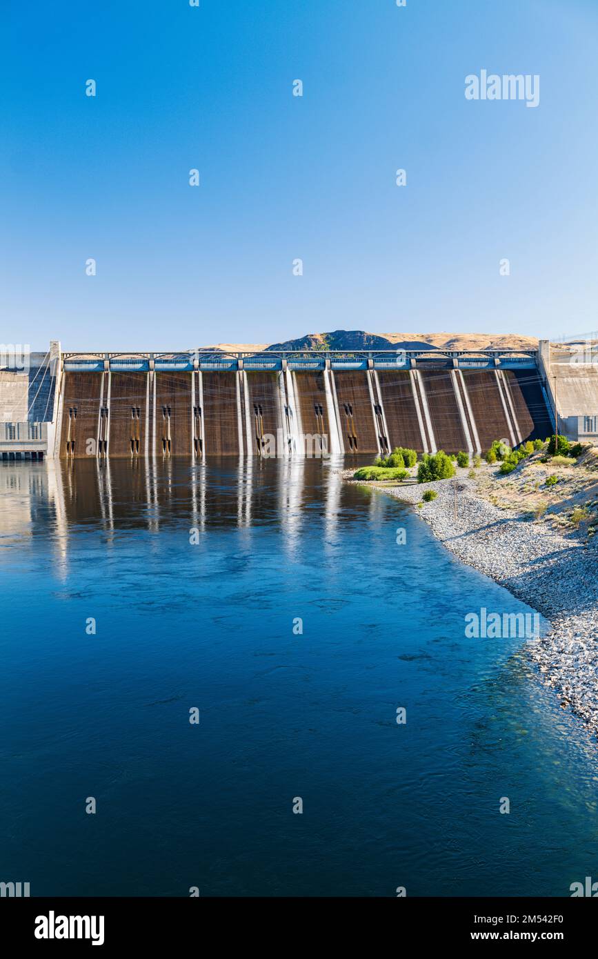 Grand Coulee hydroelectric dam; largest producer of power in the USA